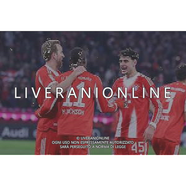 Harry Kane #9 (FC Bayern Muenchen) und Alexandar Pavlovic #45 (FC Bayern Muenchen) jubeln mit Torschuetzen Nicolas Jackson #11 (FC Bayern Muenchen) ueber das 5:2, FC Bayern Muenchen vs. SC Freiburg, Fussball, Bundesliga, DFL, Saison 2025/2026, Hinrunde, 22.11.2025 DFB regulations prohibit any use of photographs as image sequences and/or quasi-video / action press AG KARMAPRESS-AG ALDO LIVERANI SAS