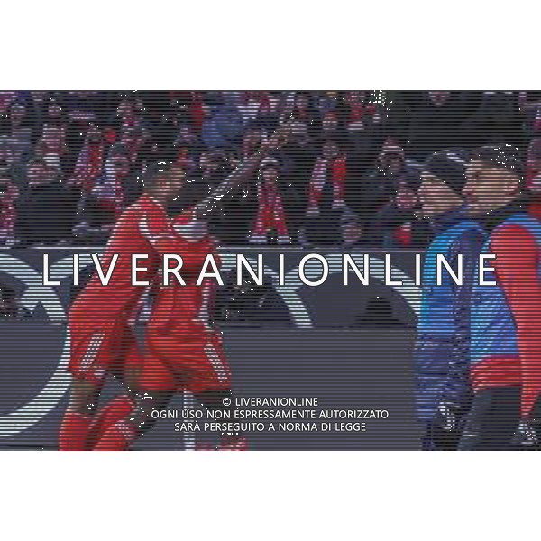 Jonathan Tah #4 (FC Bayern Muenchen) und Dayot Upamecano #2 (FC Bayern Muenchen) jubeln mit den Fans nach dem 3:2, FC Bayern Muenchen vs. SC Freiburg, Fussball, Bundesliga, DFL, Saison 2025/2026, Hinrunde, 22.11.2025 DFB regulations prohibit any use of photographs as image sequences and/or quasi-video / action press AG KARMAPRESS-AG ALDO LIVERANI SAS