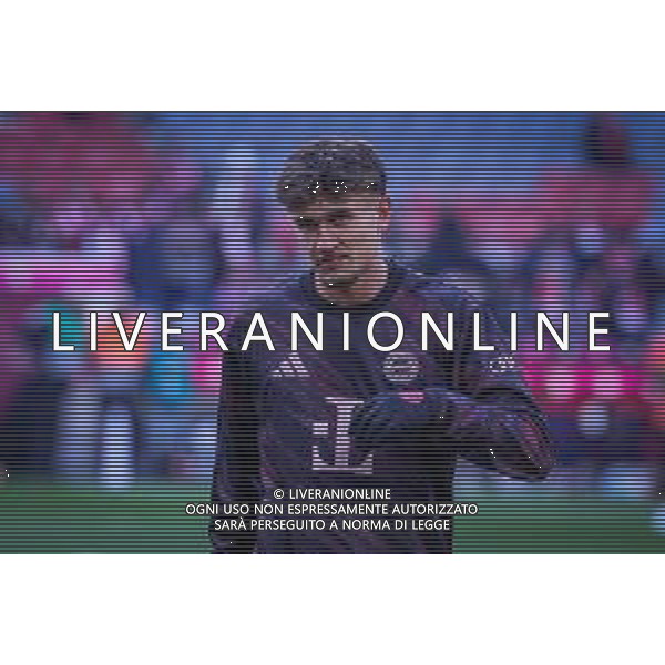 Tom Bischof #20 (FC Bayern Muenchen) beim warm-up, FC Bayern Muenchen vs. SC Freiburg, Fussball, Bundesliga, DFL, Saison 2025/2026, Hinrunde, 22.11.2025 DFB regulations prohibit any use of photographs as image sequences and/or quasi-video / action press AG KARMAPRESS-AG ALDO LIVERANI SAS