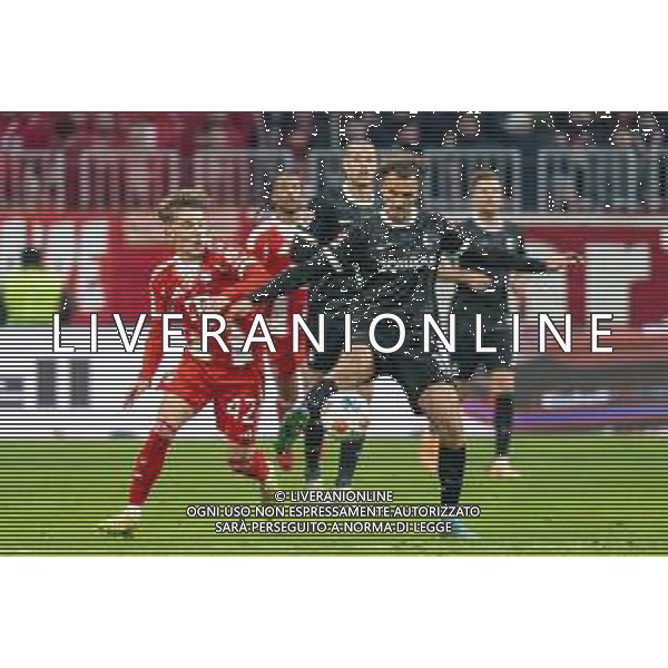 Karl Lennart #42 (FC Bayern Muenchen), im Zweikampf mit Max Rosenfelder #37 (SC Freiburg), FC Bayern Muenchen - SC Freiburg, Fussball, Bundesliga, 11. Spieltag, 22.11.2025 DFB regulations prohibit any use of photographs as image sequences and/or quasi-video / action press AG KARMAPRESS-AG ALDO LIVERANI SAS