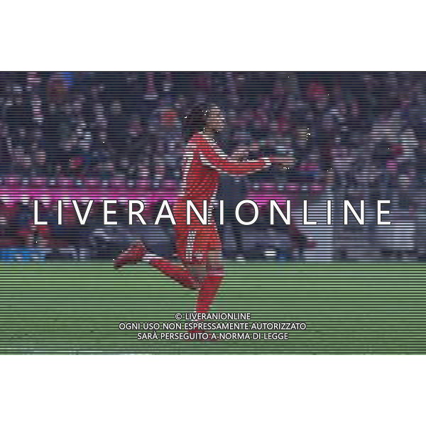 Jubel bei Michael Olise #17 (FC Bayern Muenchen) nach seinem Treffer zum 6:2, FC Bayern Muenchen vs. SC Freiburg, Fussball, Bundesliga, DFL, Saison 2025/2026, Hinrunde, 22.11.2025 DFB regulations prohibit any use of photographs as image sequences and/or quasi-video / action press AG KARMAPRESS-AG ALDO LIVERANI SAS