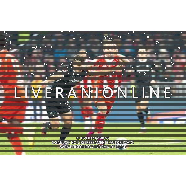 Patrick Osterhage #6 (SC Freiburg) im Zweikampf mit Harry Kane #9 (FC Bayern Muenchen), FC Bayern Muenchen - SC Freiburg, Fussball, Bundesliga, 11. Spieltag, 22.11.2025 DFB regulations prohibit any use of photographs as image sequences and/or quasi-video / action press AG KARMAPRESS-AG ALDO LIVERANI SAS