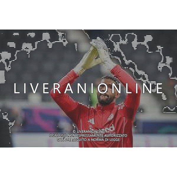 Kaua Santos #40 (Eintracht Frankfurt) gruesst die Fans, Eintracht Frankfurt vs. VfL Wolfsburg, Fussball, Bundesliga, DFL, Saison 2025/2026, Hinrunde, 12. Spieltag, 30.11.2025 DFB regulations prohibit any use of photographs as image sequences and/or quasi-video / action press AG KARMAPRESS-AG ALDO LIVERANI SAS