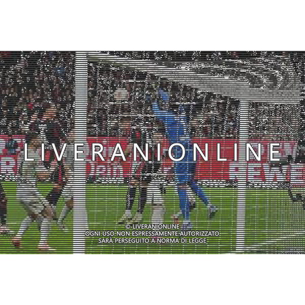 Kamil Grabara #1 (VfL Wolfsburg) faustet den Ball vor Mario Goetze #27 (Eintracht Frankfurt) weg, Eintracht Frankfurt vs. VfL Wolfsburg, Fussball, Bundesliga, DFL, Saison 2025/2026, Hinrunde, 12. Spieltag, 30.11.2025 DFB regulations prohibit any use of photographs as image sequences and/or quasi-video / action press AG KARMAPRESS-AG ALDO LIVERANI SAS