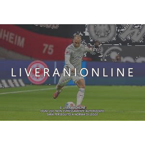 Christian Eriksen #24 (VfL Wolfsburg) in Aktion, Eintracht Frankfurt vs. VfL Wolfsburg, Fussball, Bundesliga, DFL, Saison 2025/2026, Hinrunde, 12. Spieltag, 30.11.2025 DFB regulations prohibit any use of photographs as image sequences and/or quasi-video / action press AG KARMAPRESS-AG ALDO LIVERANI SAS