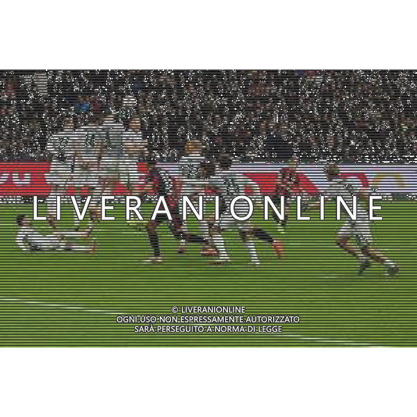 Ein Freistoss von Ritsu Doan #20 (Eintracht Frankfurt) bleibt in der WOlfsburger Mauer haengen, Eintracht Frankfurt vs. VfL Wolfsburg, Fussball, Bundesliga, DFL, Saison 2025/2026, Hinrunde, 12. Spieltag, 30.11.2025 DFB regulations prohibit any use of photographs as image sequences and/or quasi-video / action press AG KARMAPRESS-AG ALDO LIVERANI SAS