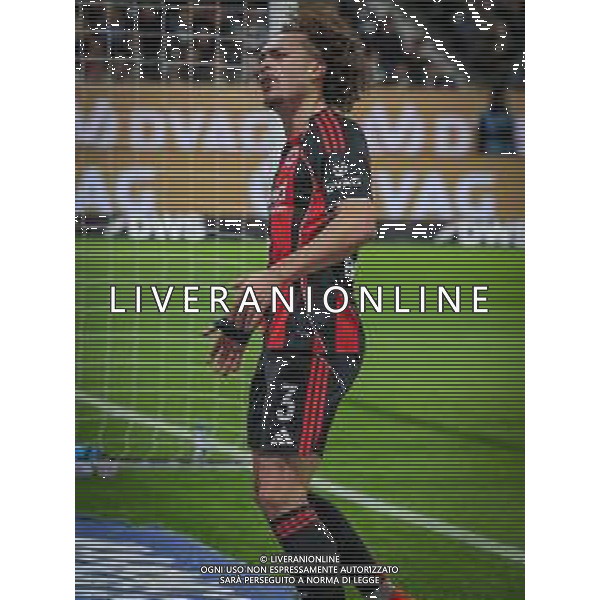 Arthur Theate #3 (Eintracht Frankfurt) feuert die Fans an, Eintracht Frankfurt vs. VfL Wolfsburg, Fussball, Bundesliga, DFL, Saison 2025/2026, Hinrunde, 12. Spieltag, 30.11.2025 DFB regulations prohibit any use of photographs as image sequences and/or quasi-video / action press AG KARMAPRESS-AG ALDO LIVERANI SAS