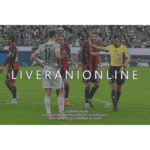 Referee / Schiedsrichter Harm Osmers laesst vom VAR einen moeglichen Strafstoss pruefen, mit Robin Koch #4 (Eintracht Frankfurt) und Dzenan Pejcinovic #17 (VfL Wolfsburg), Eintracht Frankfurt vs. VfL Wolfsburg, Fussball, Bundesliga, DFL, Saison 2025/2026, Hinrunde, 12. Spieltag, 30.11.2025 DFB regulations prohibit any use of photographs as image sequences and/or quasi-video / action press AG KARMAPRESS-AG ALDO LIVERANI SAS
