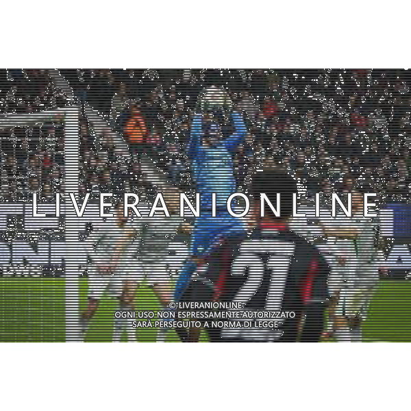 Kamil Grabara #1 (VfL Wolfsburg) faengt eine Flanke ab, Eintracht Frankfurt vs. VfL Wolfsburg, Fussball, Bundesliga, DFL, Saison 2025/2026, Hinrunde, 12. Spieltag, 30.11.2025 DFB regulations prohibit any use of photographs as image sequences and/or quasi-video / action press AG KARMAPRESS-AG ALDO LIVERANI SAS