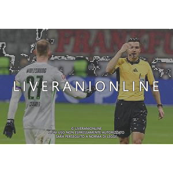 Referee / Schiedsrichter Harm Osmers gestikuliert, ebenso wie Maximilian Arnold #27 (VfL Wolfsburg), Eintracht Frankfurt vs. VfL Wolfsburg, Fussball, Bundesliga, DFL, Saison 2025/2026, Hinrunde, 12. Spieltag, 30.11.2025 DFB regulations prohibit any use of photographs as image sequences and/or quasi-video / action press AG KARMAPRESS-AG ALDO LIVERANI SAS