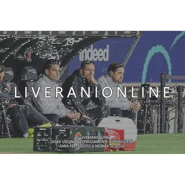 Chef-Trainer Dino Toppmoeller (Eintracht Frankfurt) nachdenklich auf der Bank, Eintracht Frankfurt vs. VfL Wolfsburg, Fussball, Bundesliga, DFL, Saison 2025/2026, Hinrunde, 12. Spieltag, 30.11.2025 DFB regulations prohibit any use of photographs as image sequences and/or quasi-video / action press AG KARMAPRESS-AG ALDO LIVERANI SAS