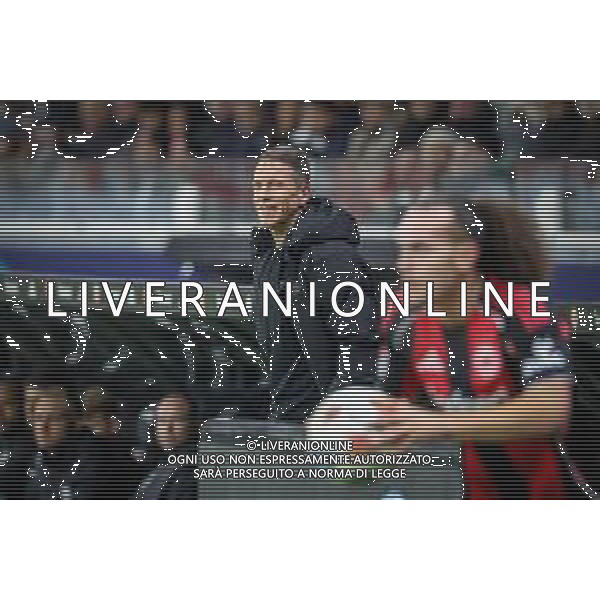 Chef-Trainer Daniel Bauer (VfL Wolfsburg) lacht, im Vordergrund ist Arthur Theate #3 (Eintracht Frankfurt) bei einem Einwurf, Eintracht Frankfurt vs. VfL Wolfsburg, Fussball, Bundesliga, DFL, Saison 2025/2026, Hinrunde, 12. Spieltag, 30.11.2025 DFB regulations prohibit any use of photographs as image sequences and/or quasi-video / action press AG KARMAPRESS-AG ALDO LIVERANI SAS