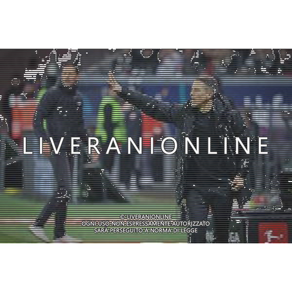 Chef-Trainer Daniel Bauer (VfL Wolfsburg) gibt Anweisungen an die Mannschaft, dahinter Chef-Trainer Dino Toppmoeller (Eintracht Frankfurt), Eintracht Frankfurt vs. VfL Wolfsburg, Fussball, Bundesliga, DFL, Saison 2025/2026, Hinrunde, 12. Spieltag, 30.11.2025 DFB regulations prohibit any use of photographs as image sequences and/or quasi-video / action press AG KARMAPRESS-AG ALDO LIVERANI SAS