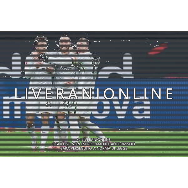 Fußball 1. Bundesliga - Eintracht Frankfurt - VfL Wolfsburg am 30.11.2025 im Deutsche Bank Park in Frankfurt Jubel, Torjubel, Torschuetze, Torschütze Aaron Zehnter (Wolfsburg 25) jubelt nach seinem Tor zum 0 zu 1 mit Christian Eriksen (Wolfsburg 24) und Maximilian Arnold (Wolfsburg 27) Foto: osnapix / Marcus Hirnschal DFL regulations prohibit any use of photographs as image sequences and/or quasi-video. / action press AG KARMAPRESS-AG ALDO LIVERANI SAS