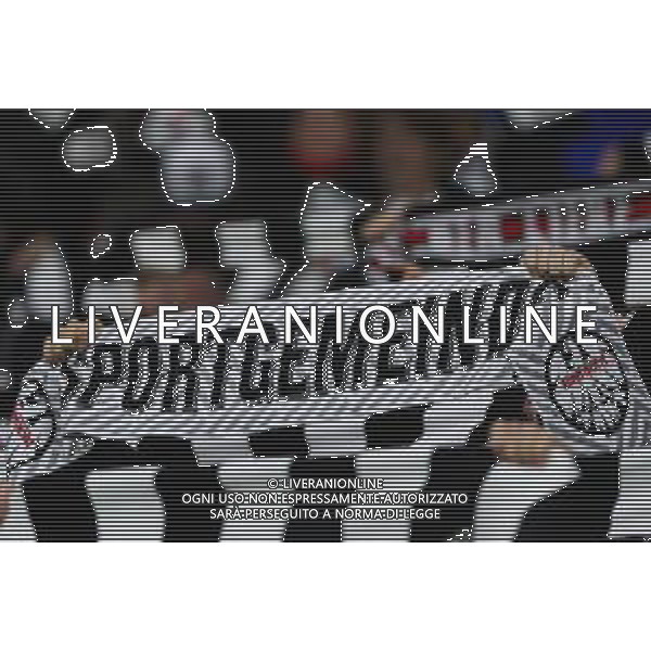 Fußball 1. Bundesliga - Eintracht Frankfurt - VfL Wolfsburg am 30.11.2025 im Deutsche Bank Park in Frankfurt Fan Schal - Sportgemeinde - Feature, Symbol, Symbolfoto, charakteristisch, Detail Foto: osnapix / Marcus Hirnschal DFL regulations prohibit any use of photographs as image sequences and/or quasi-video. / action press AG KARMAPRESS-AG ALDO LIVERANI SAS