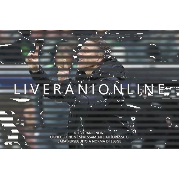 Fußball 1. Bundesliga - Eintracht Frankfurt - VfL Wolfsburg am 30.11.2025 im Deutsche Bank Park in Frankfurt Trainer Daniel Bauer (Wolfsburg) gestikuliert Foto: osnapix / Marcus Hirnschal DFL regulations prohibit any use of photographs as image sequences and/or quasi-video. / action press AG KARMAPRESS-AG ALDO LIVERANI SAS