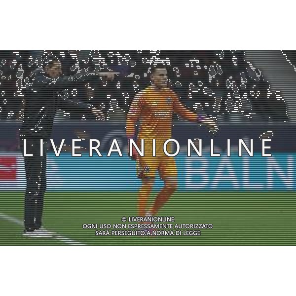 Fußball 1. Bundesliga - Eintracht Frankfurt - VfL Wolfsburg am 30.11.2025 im Deutsche Bank Park in Frankfurt Trainer Dino Toppmöller / Toppmoeller / Toppmoller (Frankfurt) gibt Torwart Michael Zetterer (Frankfurt 23) glücklich Foto: osnapix / Marcus Hirnschal DFL regulations prohibit any use of photographs as image sequences and/or quasi-video. / action press AG KARMAPRESS-AG ALDO LIVERANI SAS