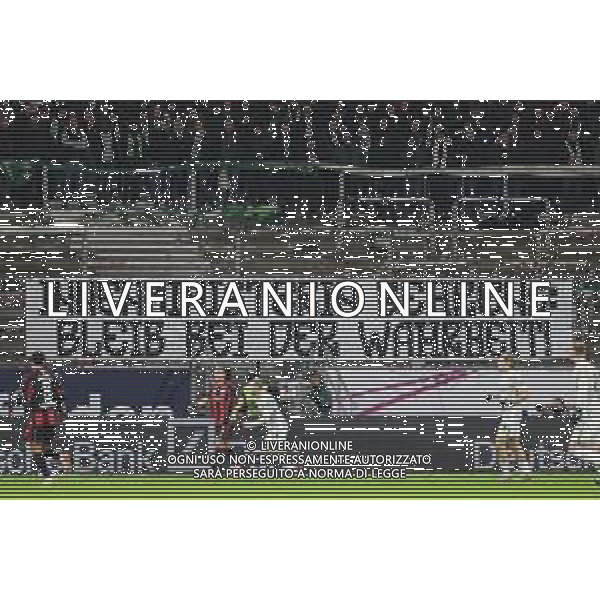 Fußball 1. Bundesliga - Eintracht Frankfurt - VfL Wolfsburg am 30.11.2025 im Deutsche Bank Park in Frankfurt Die VfL Wolfsburg Fans im Gästeblock mit einem Spruchband / Banner / Transparent gegen Daniela BehrensFoto: osnapix / Marcus Hirnschal DFL regulations prohibit any use of photographs as image sequences and/or quasi-video. / action press AG KARMAPRESS-AG ALDO LIVERANI SAS