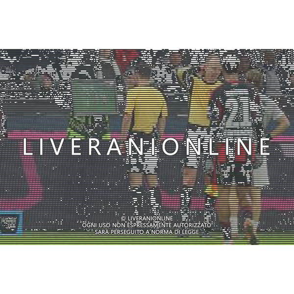 Fußball 1. Bundesliga - Eintracht Frankfurt - VfL Wolfsburg am 30.11.2025 im Deutsche Bank Park in Frankfurt Schiedsrichter Harm Osmers schaut in der Review Area sich eine strittige Szene an und entscheidet auf Elfmeter Foto: osnapix / Marcus Hirnschal DFL regulations prohibit any use of photographs as image sequences and/or quasi-video. / action press AG KARMAPRESS-AG ALDO LIVERANI SAS