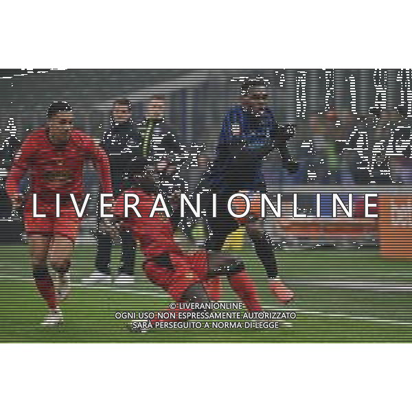 Inter vs Venezia nella foto Ange-Yoan Bonny (Inter) salta Alfred Duncan (Venezia) Milano 03-12-2025 Stadio Giuseppe Meazza - San Siro Inter vs Venezia Coppa Italia Frecciarossa - ottavi di finale foto Roberto Garavaglia/Agenzia Aldo Liverani sas