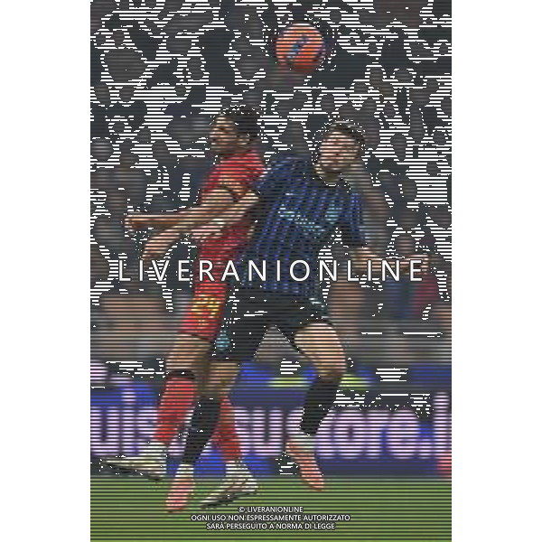 Inter vs Venezia nella foto Nunzio Lella (Venezia) e Petar Sucic (Inter) Milano 03-12-2025 Stadio Giuseppe Meazza - San Siro Inter vs Venezia Coppa Italia Frecciarossa - ottavi di finale foto Roberto Garavaglia/Agenzia Aldo Liverani sas