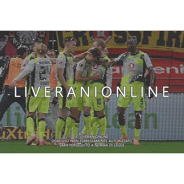 1. Bundesliga - Bayer 04 Leverkusen - Borussia Dortmund am 29.11.2025 in der BayArena in Leverkusen Jubel, Torjubel, Torschuetze, Torschütze Aaron Anselmino (Dortmund 28) jubelt nach seinem Tor zum 0 zu 1 mit der Mannschaft Foto: osnapix / Marcus Hirnschal DFL regulations prohibit any use of photographs as image sequences and/or quasi-video / action press AG KARMAPRESS-AG ALDO LIVERANI SAS