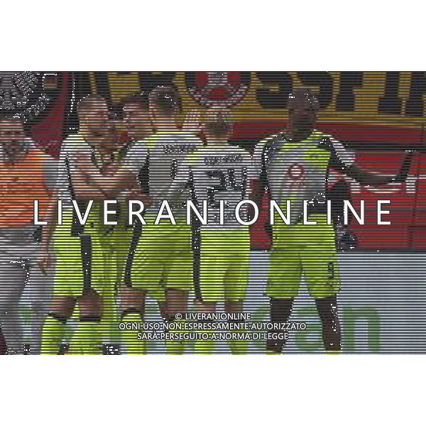 1. Bundesliga - Bayer 04 Leverkusen - Borussia Dortmund am 29.11.2025 in der BayArena in Leverkusen Jubel, Torjubel, Torschuetze, Torschütze Aaron Anselmino (Dortmund 28) jubelt nach seinem Tor zum 0 zu 1 mit der Mannschaft Foto: osnapix / Marcus Hirnschal DFL regulations prohibit any use of photographs as image sequences and/or quasi-video / action press AG KARMAPRESS-AG ALDO LIVERANI SAS