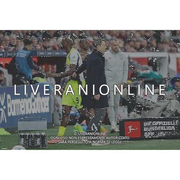 1. Bundesliga - Bayer 04 Leverkusen - Borussia Dortmund am 29.11.2025 in der BayArena in Leverkusen Serhou Guirassy (Dortmund 9) verweigert den Handshake mit Trainer Niko Kovac (Dortmund) bei seiner Auswechslung Foto: osnapix / Marcus Hirnschal DFL regulations prohibit any use of photographs as image sequences and/or quasi-video / action press AG KARMAPRESS-AG ALDO LIVERANI SAS