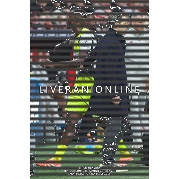 1. Bundesliga - Bayer 04 Leverkusen - Borussia Dortmund am 29.11.2025 in der BayArena in Leverkusen Serhou Guirassy (Dortmund 9) verweigert den Handshake mit Trainer Niko Kovac (Dortmund) bei seiner Auswechslung Foto: osnapix / Marcus Hirnschal DFL regulations prohibit any use of photographs as image sequences and/or quasi-video / action press AG KARMAPRESS-AG ALDO LIVERANI SAS