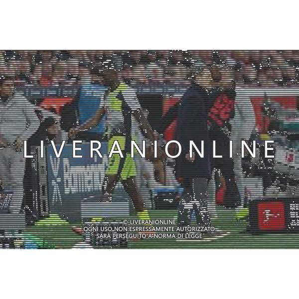 1. Bundesliga - Bayer 04 Leverkusen - Borussia Dortmund am 29.11.2025 in der BayArena in Leverkusen Serhou Guirassy (Dortmund 9) verweigert den Handshake mit Trainer Niko Kovac (Dortmund) bei seiner Auswechslung Foto: osnapix / Marcus Hirnschal DFL regulations prohibit any use of photographs as image sequences and/or quasi-video / action press AG KARMAPRESS-AG ALDO LIVERANI SAS
