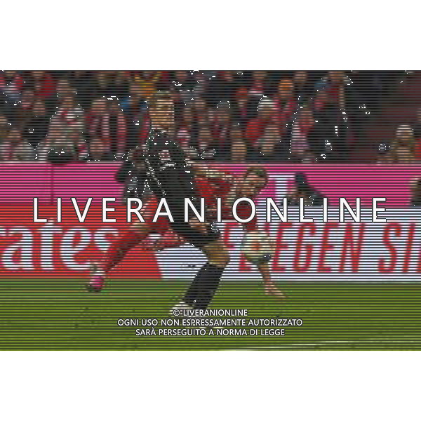 im Zweikampf, Aktion, mit Eric Smith #8 (FC St. Pauli), Harry Kane #9 (FC Bayern Muenchen), FC Bayern Muenchen vs. FC St. Pauli, Fussball, 1. Bundesliga, 12. Spieltag, 29.11.2025 DFB regulations prohibit any use of photographs as image sequences and/or quasi-video / action press AG KARMAPRESS-AG ALDO LIVERANI SAS