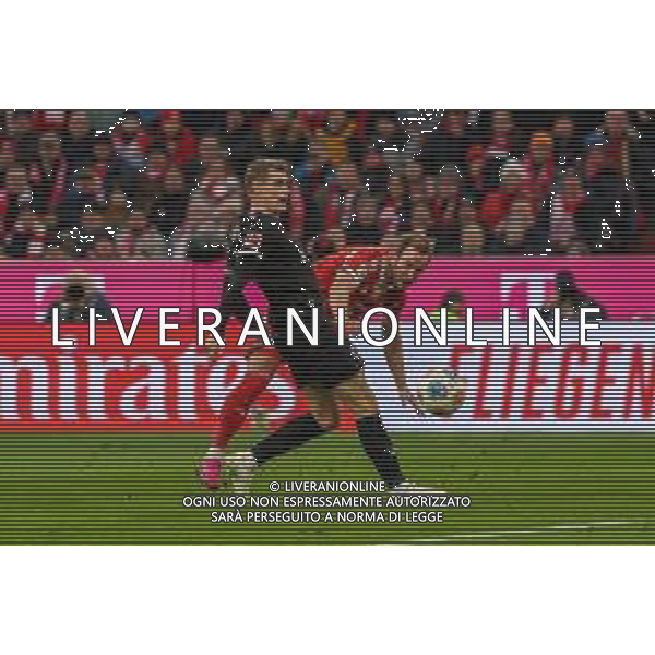 im Zweikampf, Aktion, mit Eric Smith #8 (FC St. Pauli), Harry Kane #9 (FC Bayern Muenchen), FC Bayern Muenchen vs. FC St. Pauli, Fussball, 1. Bundesliga, 12. Spieltag, 29.11.2025 DFB regulations prohibit any use of photographs as image sequences and/or quasi-video / action press AG KARMAPRESS-AG ALDO LIVERANI SAS