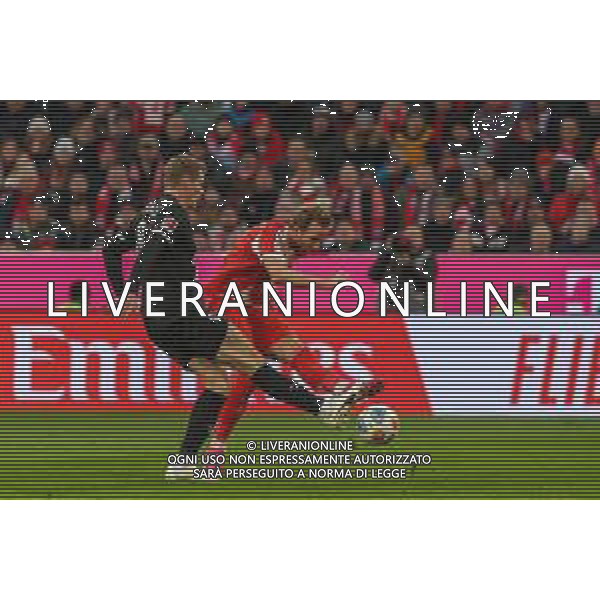 im Zweikampf, Aktion, mit Eric Smith #8 (FC St. Pauli), Harry Kane #9 (FC Bayern Muenchen), FC Bayern Muenchen vs. FC St. Pauli, Fussball, 1. Bundesliga, 12. Spieltag, 29.11.2025 DFB regulations prohibit any use of photographs as image sequences and/or quasi-video / action press AG KARMAPRESS-AG ALDO LIVERANI SAS