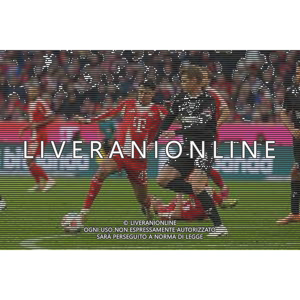 im Zweikampf, Aktion, mit Alexandar Pavlovic #45 (FC Bayern Muenchen), Eric Smith #8 (FC St. Pauli), FC Bayern Muenchen vs. FC St. Pauli, Fussball, 1. Bundesliga, 12. Spieltag, 29.11.2025 DFB regulations prohibit any use of photographs as image sequences and/or quasi-video / action press AG KARMAPRESS-AG ALDO LIVERANI SAS