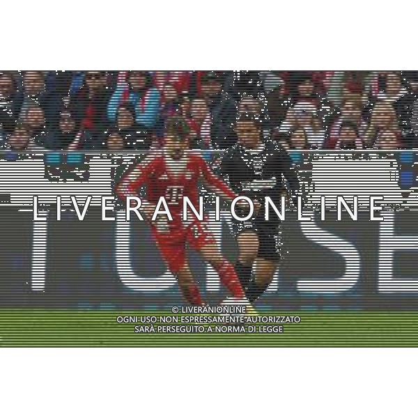 im Zweikampf, Aktion, mit Tom Bischof #20 (FC Bayern Muenchen), Joel Chima Fujita #16 (FC St. Pauli), FC Bayern Muenchen vs. FC St. Pauli, Fussball, 1. Bundesliga, 12. Spieltag, 29.11.2025 DFB regulations prohibit any use of photographs as image sequences and/or quasi-video / action press AG KARMAPRESS-AG ALDO LIVERANI SAS