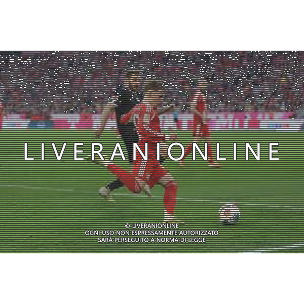 im Zweikampf, Aktion, mit Lennart Karl #42 (FC Bayern Muenchen), FC Bayern Muenchen vs. FC St. Pauli, Fussball, 1. Bundesliga, 12. Spieltag, 29.11.2025 DFB regulations prohibit any use of photographs as image sequences and/or quasi-video / action press AG KARMAPRESS-AG ALDO LIVERANI SAS