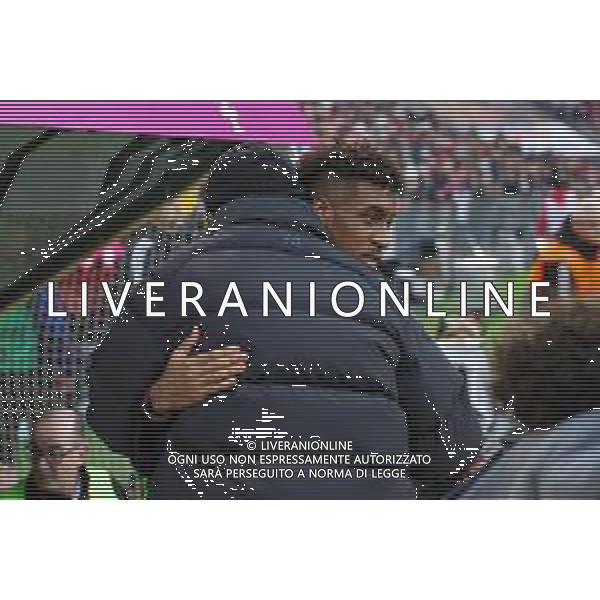 Chef-Trainer Vincent Kompany (FC Bayern Muenchen) umarmt Kingsley Coman, FC Bayern Muenchen vs. FC St. Pauli, Fussball, 1. Bundesliga, 12. Spieltag, 29.11.2025 DFB regulations prohibit any use of photographs as image sequences and/or quasi-video / action press AG KARMAPRESS-AG ALDO LIVERANI SAS