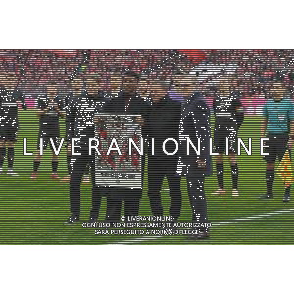 Verabschiedung von Kingsley Coman durch Sportdirektor Christoph Freund (FC Bayern Muenchen), Sportvorstand Max Ebert (FC Bayern Muenchen), Jan-Christian Dreesen, Vorstandsvorsitzender FC Bayern Muenchen AG, FC Bayern Muenchen vs. FC St. Pauli, Fussball, 1. Bundesliga, 12. Spieltag, 29.11.2025 DFB regulations prohibit any use of photographs as image sequences and/or quasi-video / action press AG KARMAPRESS-AG ALDO LIVERANI SAS