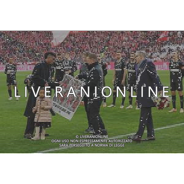 Verabschiedung von Kingsley Coman durch Sportdirektor Christoph Freund (FC Bayern Muenchen), Sportvorstand Max Ebert (FC Bayern Muenchen), Jan-Christian Dreesen, Vorstandsvorsitzender FC Bayern Muenchen AG, FC Bayern Muenchen vs. FC St. Pauli, Fussball, 1. Bundesliga, 12. Spieltag, 29.11.2025 DFB regulations prohibit any use of photographs as image sequences and/or quasi-video / action press AG KARMAPRESS-AG ALDO LIVERANI SAS