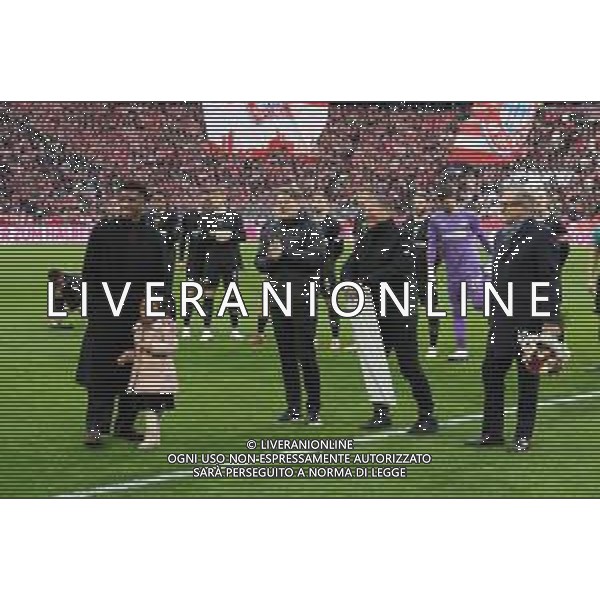 Verabschiedung von Kingsley Coman durch Sportdirektor Christoph Freund (FC Bayern Muenchen), Sportvorstand Max Ebert (FC Bayern Muenchen), Jan-Christian Dreesen, Vorstandsvorsitzender FC Bayern Muenchen AG, FC Bayern Muenchen vs. FC St. Pauli, Fussball, 1. Bundesliga, 12. Spieltag, 29.11.2025 DFB regulations prohibit any use of photographs as image sequences and/or quasi-video / action press AG KARMAPRESS-AG ALDO LIVERANI SAS