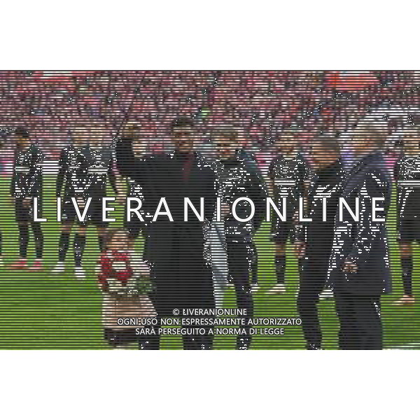 Verabschiedung von Kingsley Coman durch Sportdirektor Christoph Freund (FC Bayern Muenchen), Sportvorstand Max Ebert (FC Bayern Muenchen), Jan-Christian Dreesen, Vorstandsvorsitzender FC Bayern Muenchen AG, FC Bayern Muenchen vs. FC St. Pauli, Fussball, 1. Bundesliga, 12. Spieltag, 29.11.2025 DFB regulations prohibit any use of photographs as image sequences and/or quasi-video / action press AG KARMAPRESS-AG ALDO LIVERANI SAS