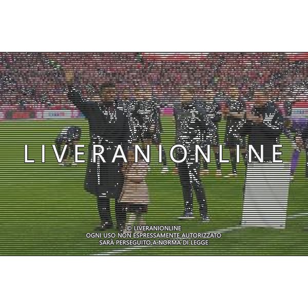 Verabschiedung von Kingsley Coman durch Sportdirektor Christoph Freund (FC Bayern Muenchen), Sportvorstand Max Ebert (FC Bayern Muenchen), Jan-Christian Dreesen, Vorstandsvorsitzender FC Bayern Muenchen AG, FC Bayern Muenchen vs. FC St. Pauli, Fussball, 1. Bundesliga, 12. Spieltag, 29.11.2025 DFB regulations prohibit any use of photographs as image sequences and/or quasi-video / action press AG KARMAPRESS-AG ALDO LIVERANI SAS