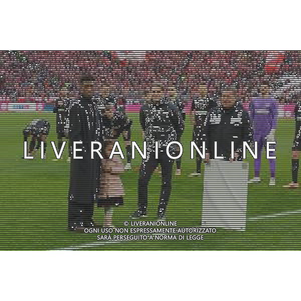 Verabschiedung von Kingsley Coman durch Sportdirektor Christoph Freund (FC Bayern Muenchen), Sportvorstand Max Ebert (FC Bayern Muenchen), Jan-Christian Dreesen, Vorstandsvorsitzender FC Bayern Muenchen AG, FC Bayern Muenchen vs. FC St. Pauli, Fussball, 1. Bundesliga, 12. Spieltag, 29.11.2025 DFB regulations prohibit any use of photographs as image sequences and/or quasi-video / action press AG KARMAPRESS-AG ALDO LIVERANI SAS