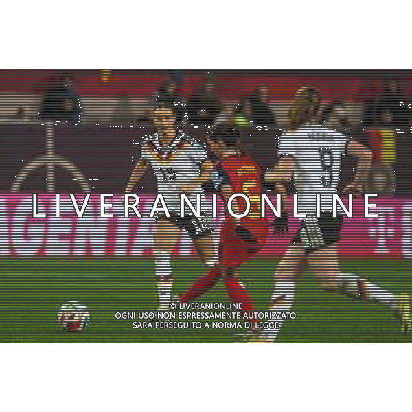 Aitana Bonmati Conca # (Spanien / Seleccion Espanola Femenina de Futbol) passt den Ball, mit Selina Cerci #15 (Deutschland) und Sjoeke Nuesken #9 (Deutschland), Deutschland vs. Spanien, Fussball, Frauen, UEFA, Women’s Nations League, Saison 2025/2026, Finale - Runde 1 von 2, 28.11.2025 / action press AG KARMAPRESS-AG ALDO LIVERANI SAS
