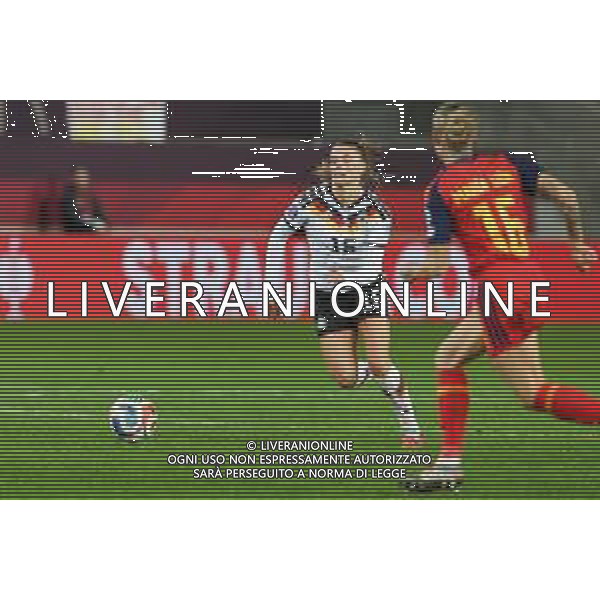 Selina Cerci #15 (Deutschland) in Aktion gegen Maria Leon #16 (Spanien / Seleccion Espanola Femenina de Futbol), Deutschland vs. Spanien, Fussball, Frauen, UEFA, Women’s Nations League, Saison 2025/2026, Finale - Runde 1 von 2, 28.11.2025 / action press AG KARMAPRESS-AG ALDO LIVERANI SAS