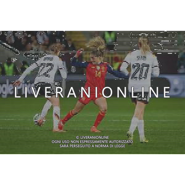 Laia Aleixandri # (Spanien / Seleccion Espanola Femenina de Futbol) in Aktion gegen Jule Brand #22 (Deutschland), mit Elisa Senss #20 (Deutschland), Deutschland vs. Spanien, Fussball, Frauen, UEFA, Women’s Nations League, Saison 2025/2026, Finale - Runde 1 von 2, 28.11.2025 / action press AG KARMAPRESS-AG ALDO LIVERANI SAS
