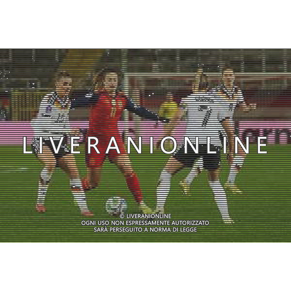 Selina Cerci #15 (Deutschland) gegen Alexia Putellas Segura # (Spanien / Seleccion Espanola Femenina de Futbol), mit Giulia Gwinn #7 (Deutschland), Deutschland vs. Spanien, Fussball, Frauen, UEFA, Women’s Nations League, Saison 2025/2026, Finale - Runde 1 von 2, 28.11.2025 / action press AG KARMAPRESS-AG ALDO LIVERANI SAS