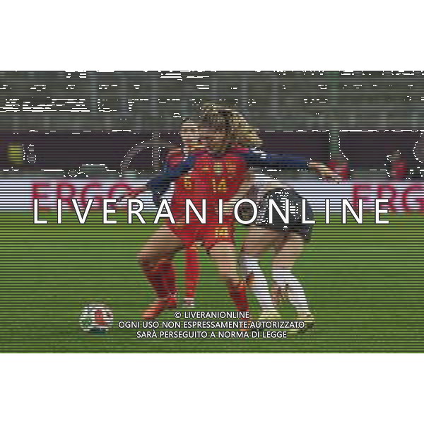 Laia Aleixandri #14 (Spanien / Seleccion Espanola Femenina de Futbol) und Klara Buehl #19 (Deutschland) im Duell, Aktion, Deutschland vs. Spanien, Fussball, Frauen, UEFA, Women’s Nations League, Saison 2025/2026, Finale - Runde 1 von 2, 28.11.2025 / action press AG KARMAPRESS-AG ALDO LIVERANI SAS