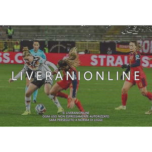 Alara #13 (Deutschland) im Duell mit Laia Aleixandri #14 (Spanien / Seleccion Espanola Femenina de Futbol), Deutschland vs. Spanien, Fussball, Frauen, UEFA, Women’s Nations League, Saison 2025/2026, Finale - Runde 1 von 2, 28.11.2025 / action press AG KARMAPRESS-AG ALDO LIVERANI SAS