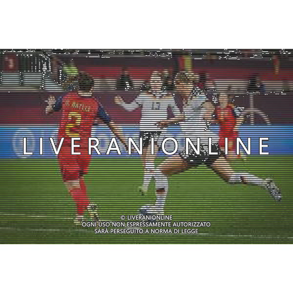 Klara Buehl #19 (Deutschland) mit einem Torschuss, der an den Pfosten geht, Ona Batlle #2 (Spanien / Seleccion Espanola Femenina de Futbol) kann ihn nicht blocken, Deutschland vs. Spanien, Fussball, Frauen, UEFA, Women’s Nations League, Saison 2025/2026, Finale - Runde 1 von 2, 28.11.2025 / action press AG KARMAPRESS-AG ALDO LIVERANI SAS